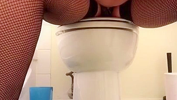 Busty Egypt mom in stockings works hands on her XXX opening in toilet