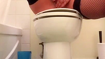 Busty Egypt mom in stockings works hands on her XXX opening in toilet