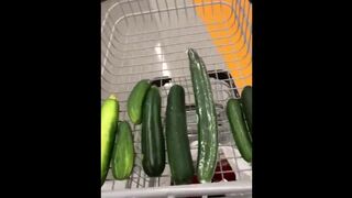 Arab mom gladly takes cucumbers of different size for XXX show at home