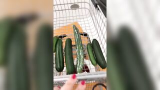 Arab mom gladly takes cucumbers of different size for XXX show at home