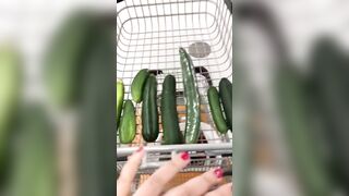 Arab mom gladly takes cucumbers of different size for XXX show at home