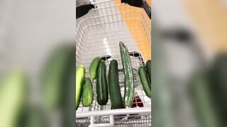 Arab mom gladly takes cucumbers of different size for XXX show at home