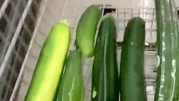 Arab mom gladly takes cucumbers of different size for XXX show at home