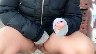 Dubai mom is addicted to XXX flashing in public places so today she pisses