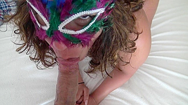 Iranian mom with mask on face has mouth fucked by her XXX partner