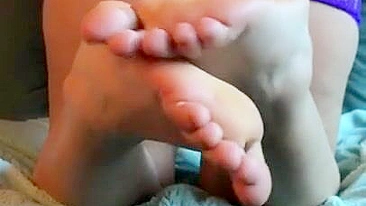 Arabic XXX mom teases with her feet and wants hubby to lick her ass