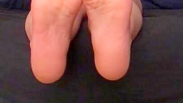 Curvaceous Arab mom exposes her sexy feet and other XXX body parts