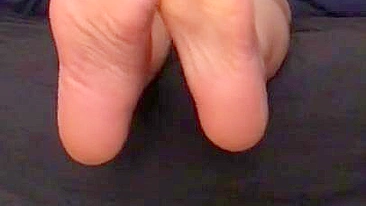 Curvaceous Arab mom exposes her sexy feet and other XXX body parts