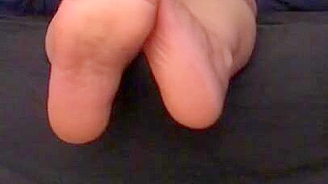 Curvaceous Arab mom exposes her sexy feet and other XXX body parts