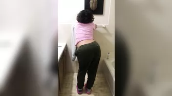 Classy XXX Qatar slut nicely pulls pants down and shows off her asshole