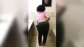 Classy XXX Qatar slut nicely pulls pants down and shows off her asshole