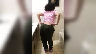 Classy XXX Qatar slut nicely pulls pants down and shows off her asshole