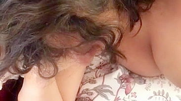 Bratty Qatar mom with wavy hair gives a XXX handjob to the man close-up