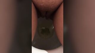 Qatar mom captures her own XXX opening as she sits on toilet and pisses