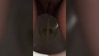 Qatar mom captures her own XXX opening as she sits on toilet and pisses