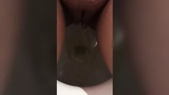 Qatar mom captures her own XXX opening as she sits on toilet and pisses