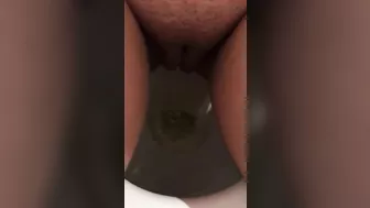 Qatar mom captures her own XXX opening as she sits on toilet and pisses