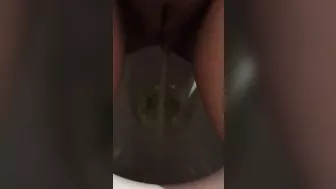 Qatar mom captures her own XXX opening as she sits on toilet and pisses
