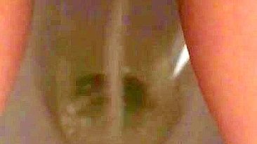 Qatar mom captures her own XXX opening as she sits on toilet and pisses