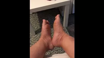Qatar mom is proud of her hot feet she exposes in the self-made XXX video