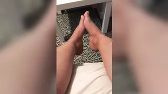 Qatar mom is proud of her hot feet she exposes in the self-made XXX video Qatar mom is proud of her hot feet she exposes in the self-made XXX video