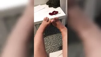 Qatar mom is proud of her hot feet she exposes in the self-made XXX video