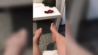 Qatar mom is proud of her hot feet she exposes in the self-made XXX video