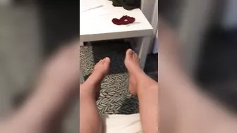 Qatar mom is proud of her hot feet she exposes in the self-made XXX video