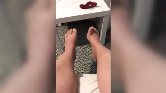 Qatar mom is proud of her hot feet she exposes in the self-made XXX video