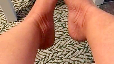 Qatar mom is proud of her hot feet she exposes in the self-made XXX video