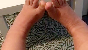 Qatar mom is proud of her hot feet she exposes in the self-made XXX video