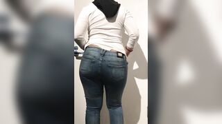 Qatar mom with XXX sized ass pulls blue jeans down and bends a bit on camera