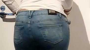 Qatar mom with XXX sized ass pulls blue jeans down and bends a bit on camera