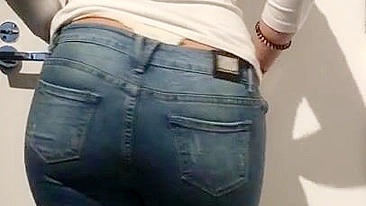 Qatar mom with XXX sized ass pulls blue jeans down and bends a bit on camera