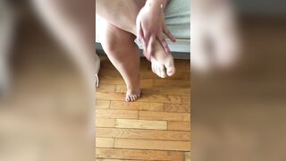 Arab mom figures out what kind of XXX sensations foot-fetishism gives