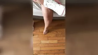 Arab mom figures out what kind of XXX sensations foot-fetishism gives