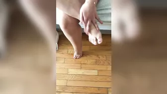 Arab mom figures out what kind of XXX sensations foot-fetishism gives