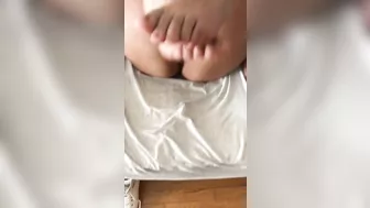 Arab mom figures out what kind of XXX sensations foot-fetishism gives