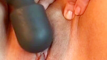 Arab mom has her XXX hole stimulates with a small Hitachi-vibrator