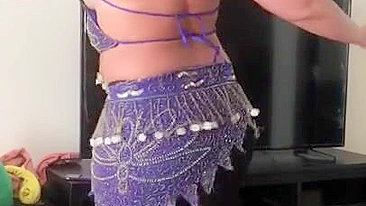 Mom in hijab and leggings shakes butt cheeks during her XXX belly dance