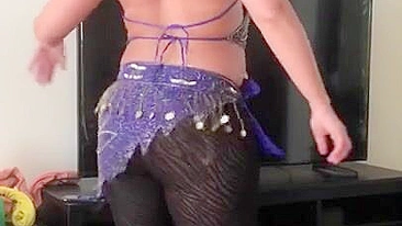 Mom in hijab and leggings shakes butt cheeks during her XXX belly dance