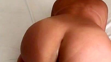 Man finally tempts Arab mom in hijab into exposing her XXX shaped ass