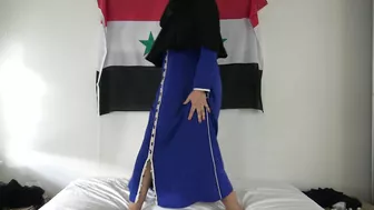 Hot Syrian mom in burka has butt cheeks to expose in home XXX video