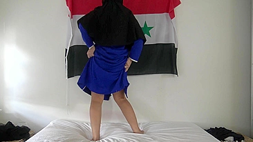 Hot Syrian mom in burka has butt cheeks to expose in home XXX video