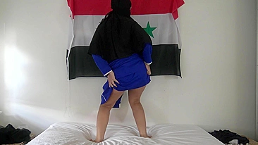 Hot Syrian mom in burka has butt cheeks to expose in home XXX video