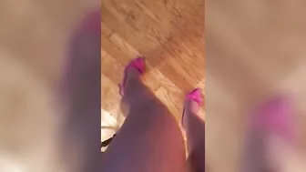 Arab mom captures legs with pink shoes on while walking in XXX video
