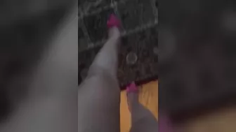 Arab mom captures legs with pink shoes on while walking in XXX video