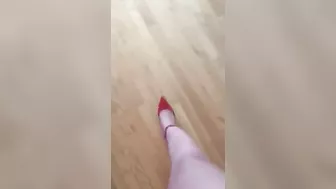 Arab mom relieves XXX stress when she walks around in red high heels