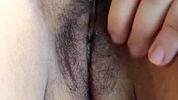 Lustful mom makes amateur clip of herself playing with her Arab cunt