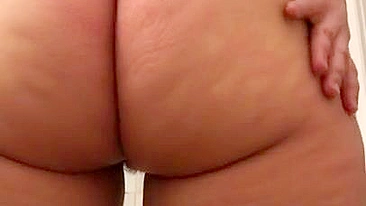 Enticing naked mom spreads her thick ass cheeks in amateur Arab clip